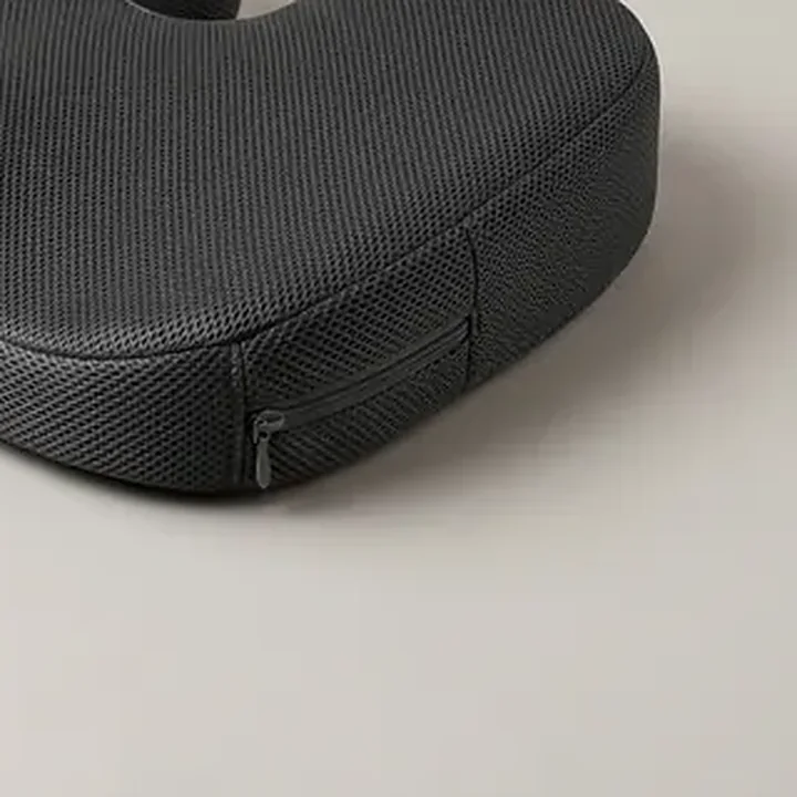 Pormenor da capa em malha 3D da almofada de assento, com o fecho na lateral