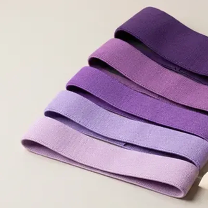 As cinco bandas elásticas lado a lado, do lilás claro ao violeta escuro