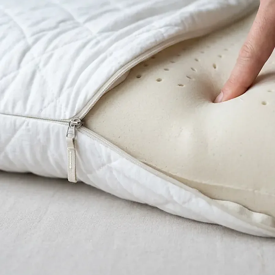 Capa extra em malha branca aberta pelo fecho, com a almofada ergonómica por dentro