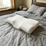 Fotografia da cliente: a almofada sobre uma cama com roupa cinzenta